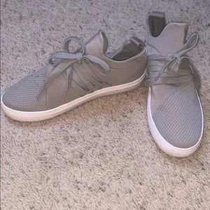 Steve Madden Lancer gray sneaker, size 8